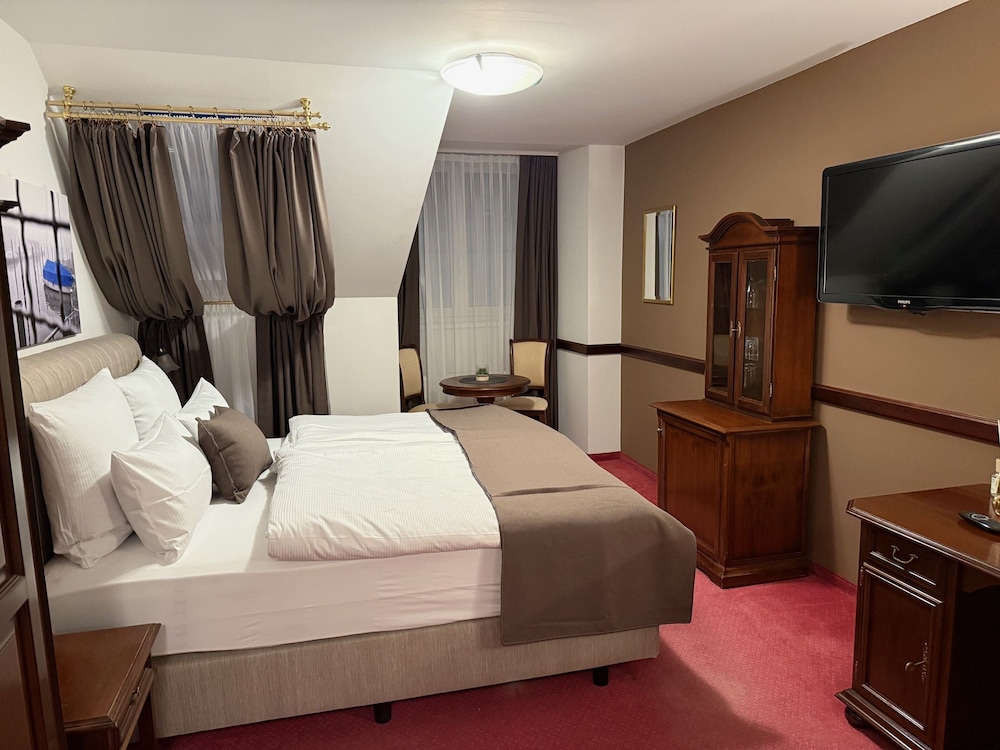 Classic Double Room, Private Bathroom, Mountain View