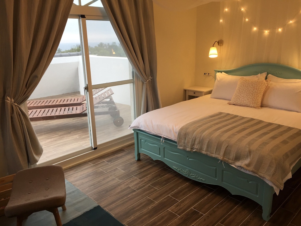 Panoramic Double Room, 1 Queen Bed, Terrace, Ocean View photo 2