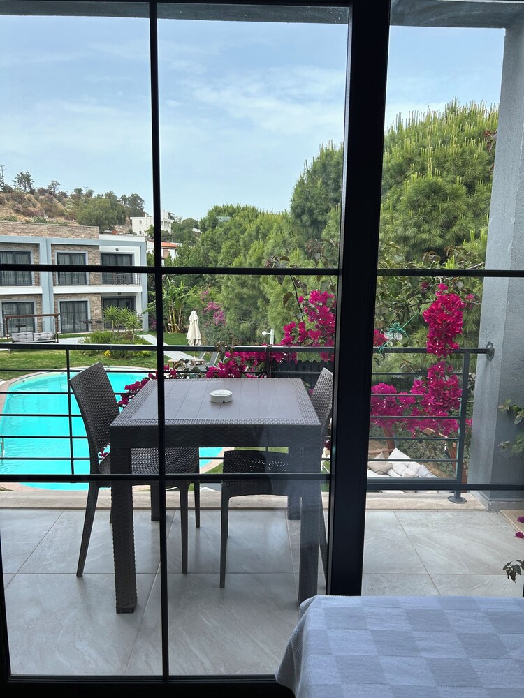 Deluxe Twin Room, Balcony, Pool View photo 3