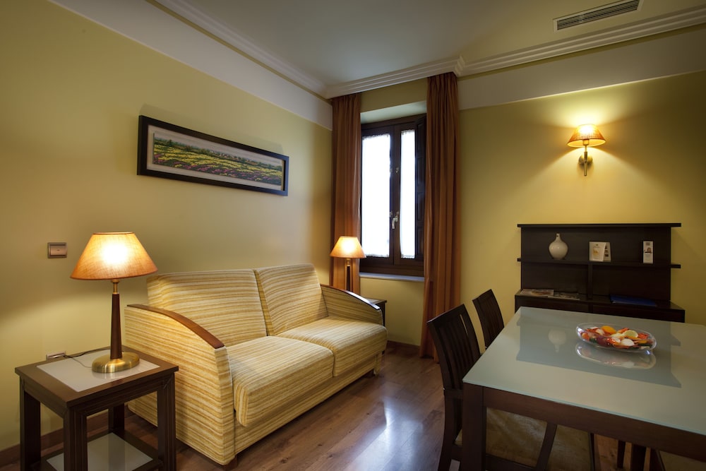 Suite - Photo 15