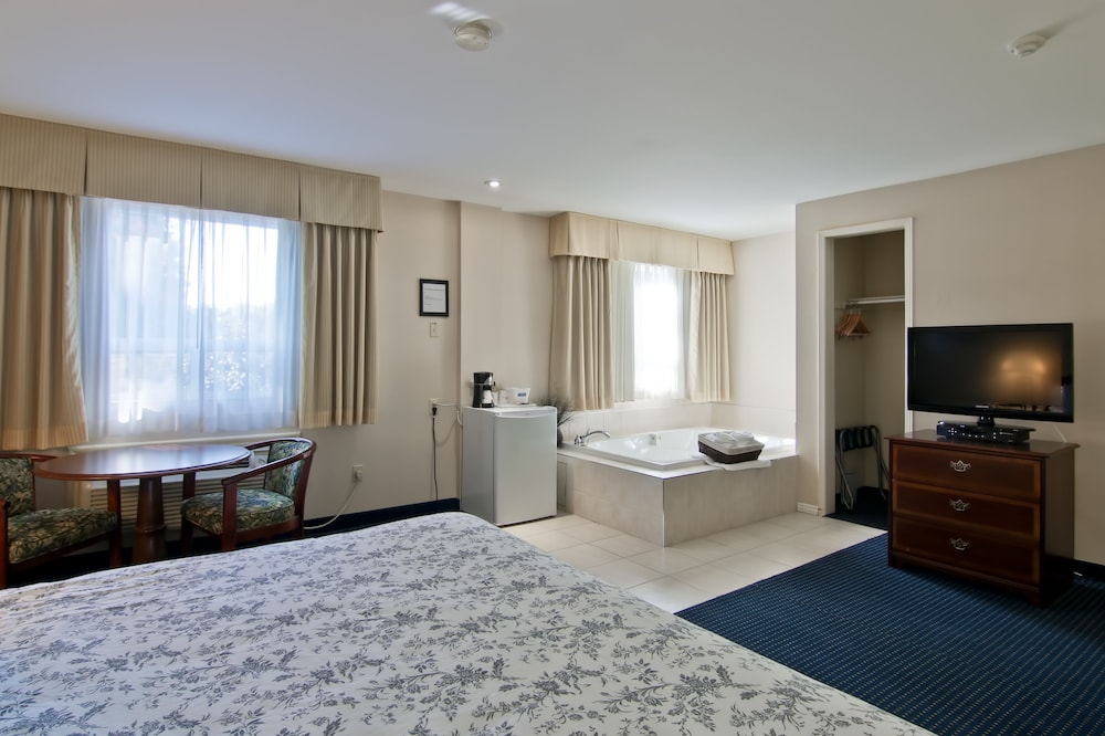 Suite, 1 King Bed, Jetted Tub - Photo 4