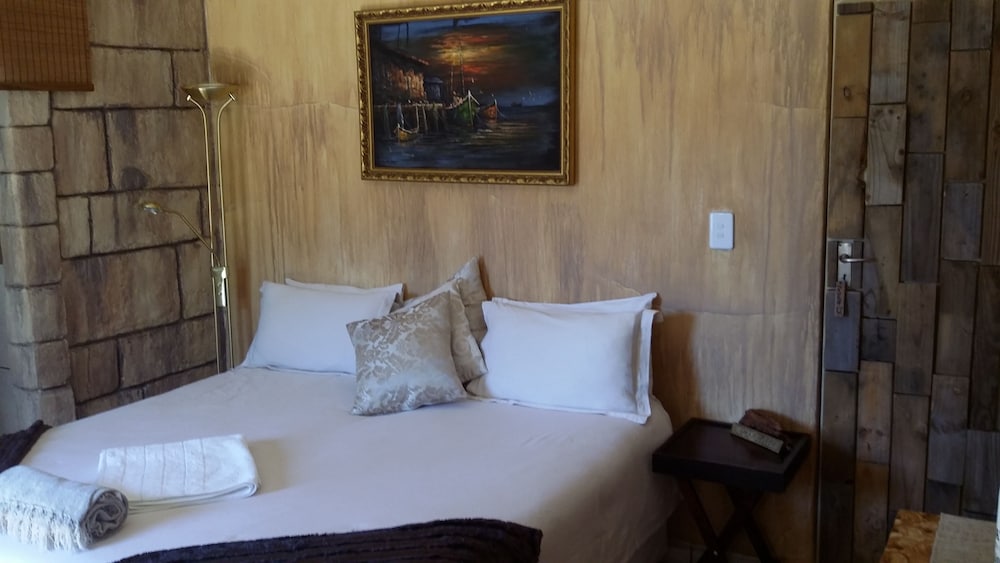 Luxury Main Suite photo 3