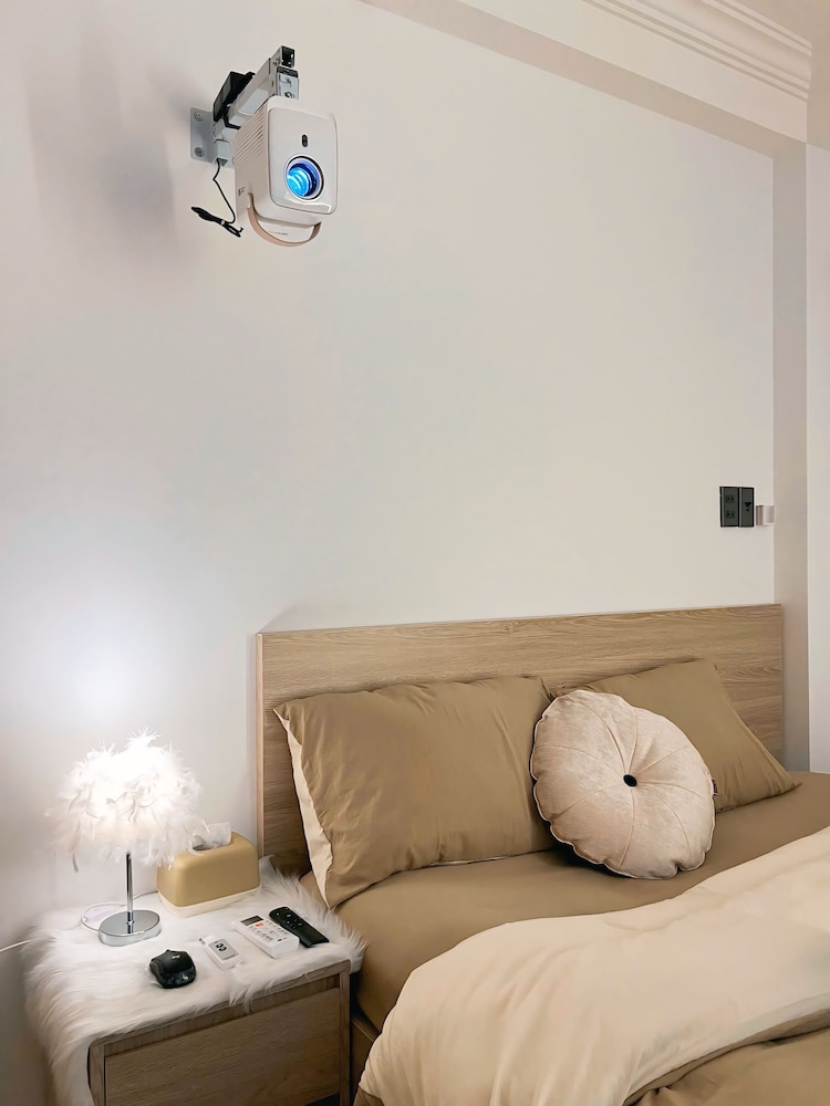 Classic Studio, 1 Queen Bed, Non Smoking, Housekeeping photo 2