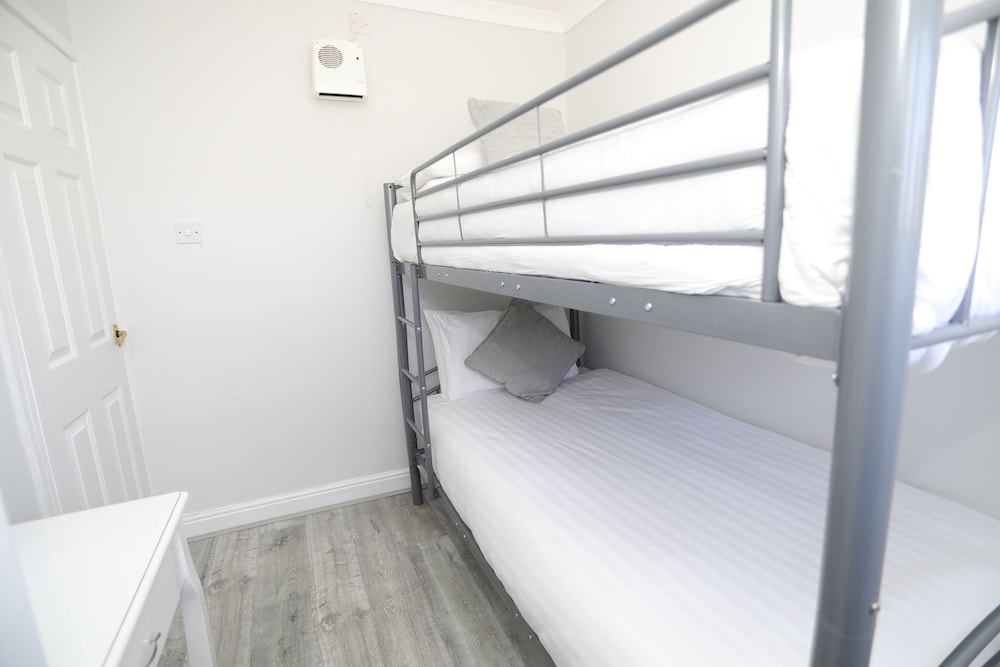1 Double Bed and 1 Single Bed/Twin Bed photo 2