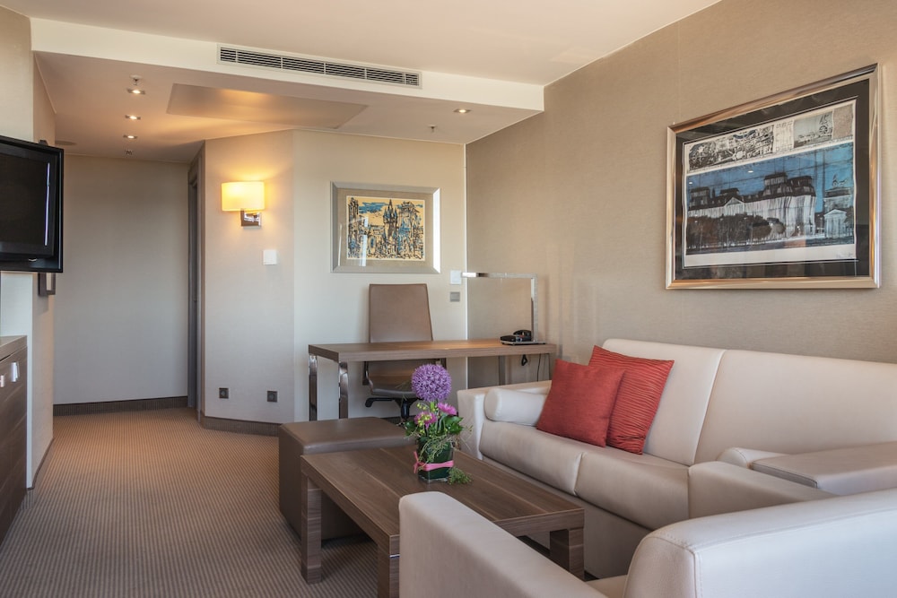 Suite, 1 Bedroom, Balcony (Top Floor) - Photo 6