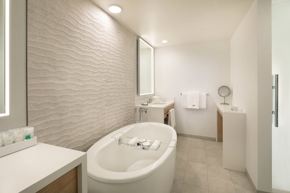 Suite, 1 Bedroom - Photo 7