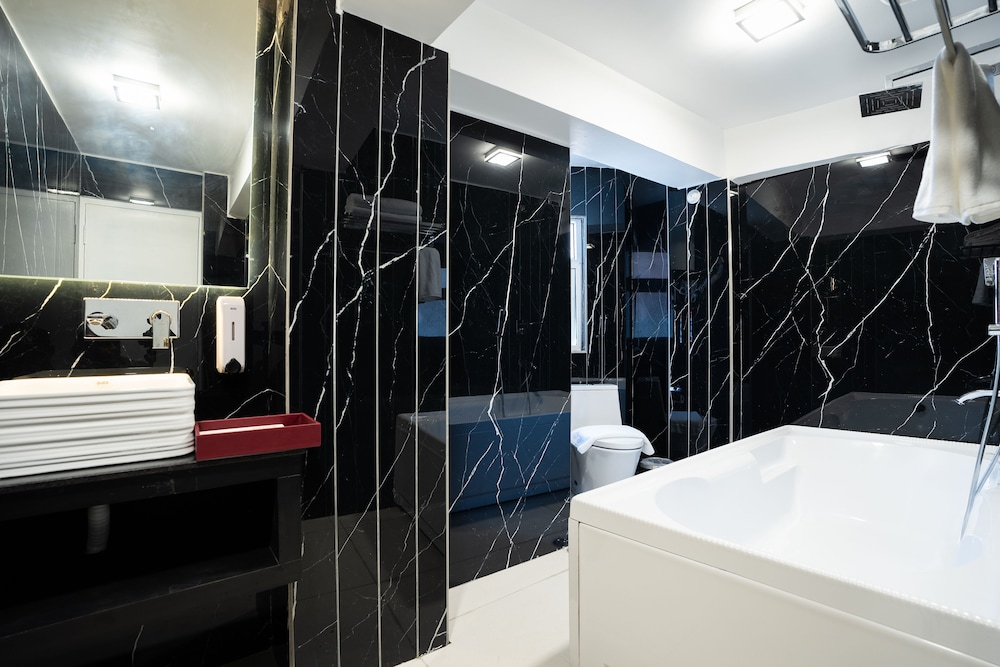 Premium Room with Bathtub - Photo 3