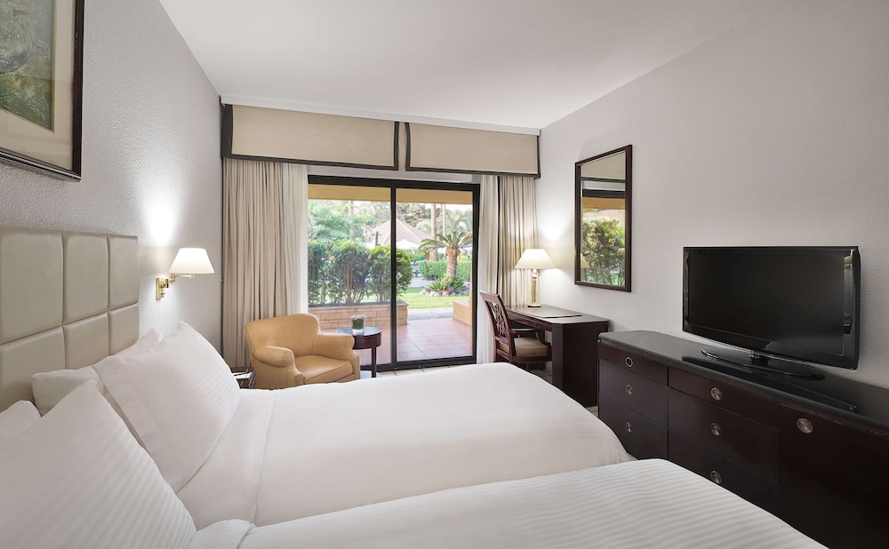 Twin Room, Pool View (Cabana) thumbnail 6