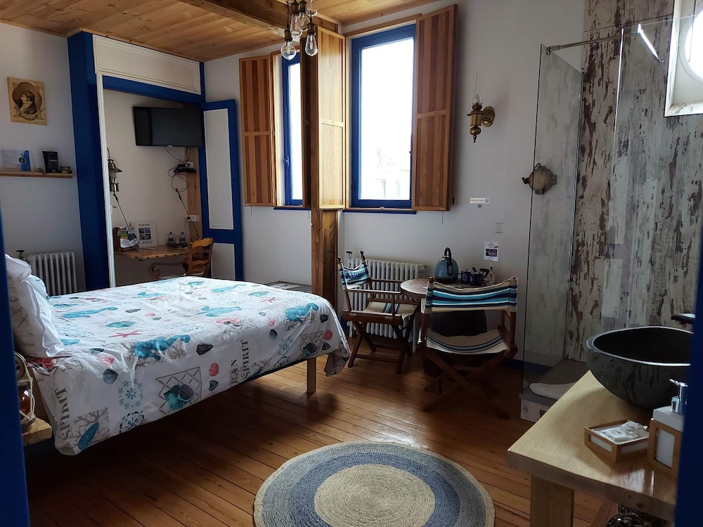 Classic Double or Twin Room, Non Smoking, City View photo 3