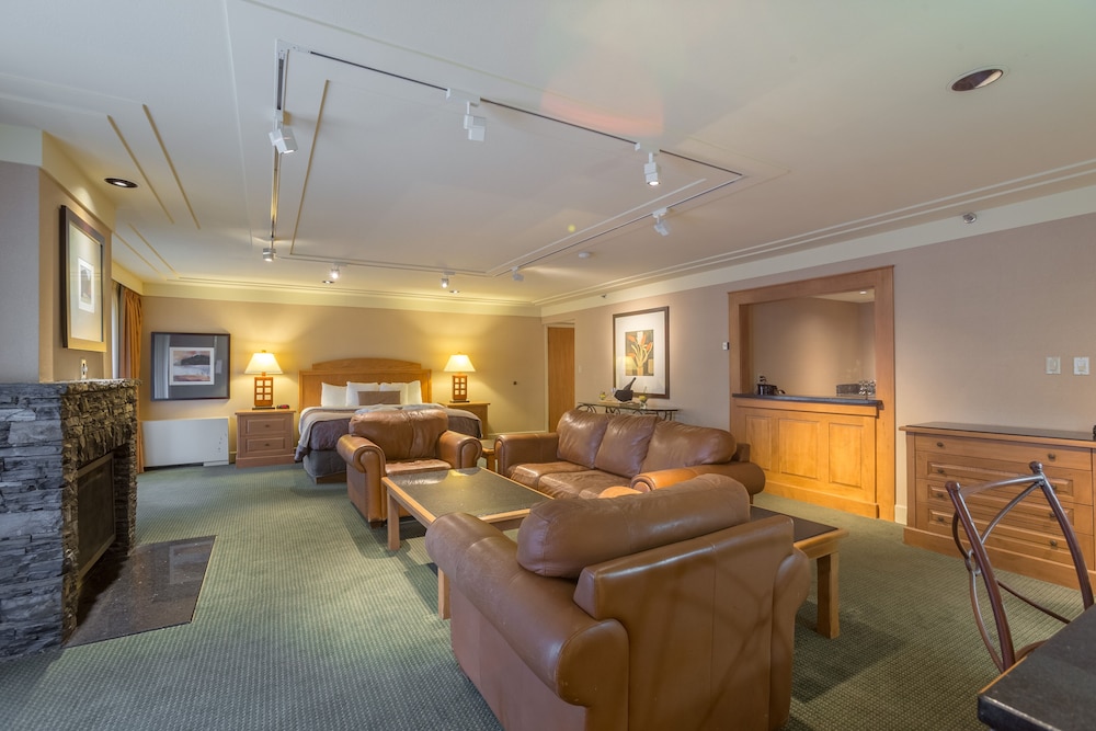 Parlor, King Bed, Preferred View - Photo 3