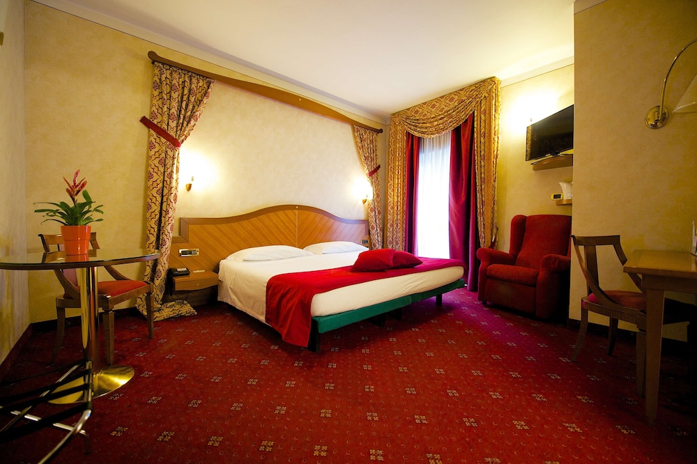 Standard Room, 1 Queen Bed - Photo 12