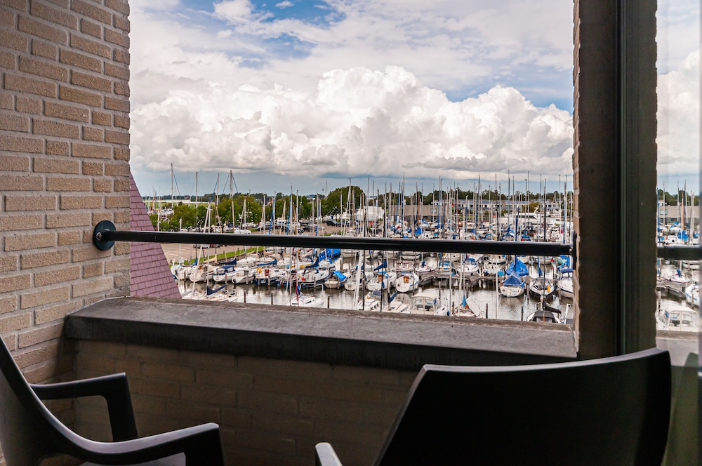Standard Room, 1 King Bed, Hot Tub, Marina View, photo 6