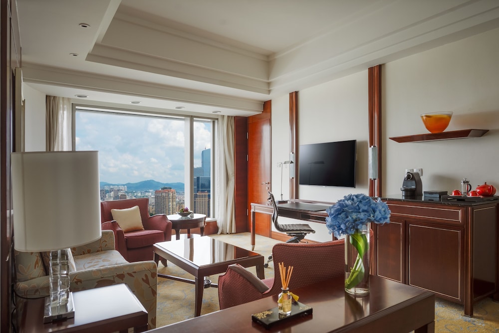 Executive Suite, 1 King Bed - Photo 3