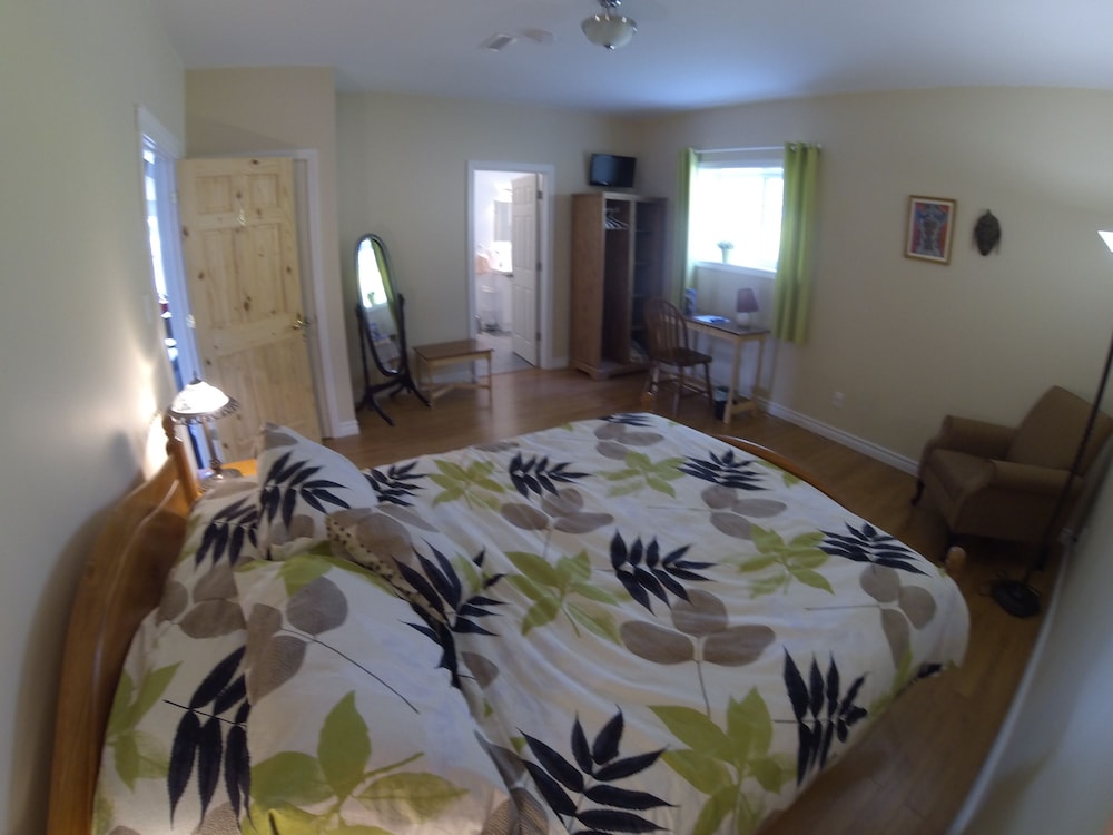 Standard Room, 1 Queen Bed, Ensuite, Garden View photo 2