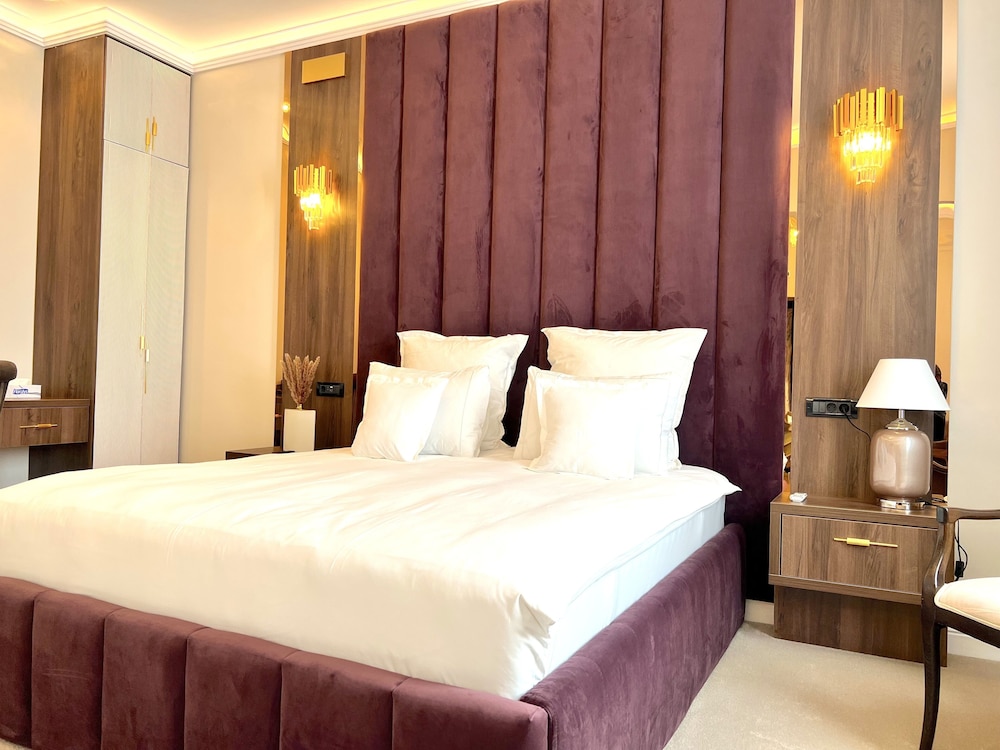 Business Suite, 1 King Bed with Sofa bed, Ensuite photo 3