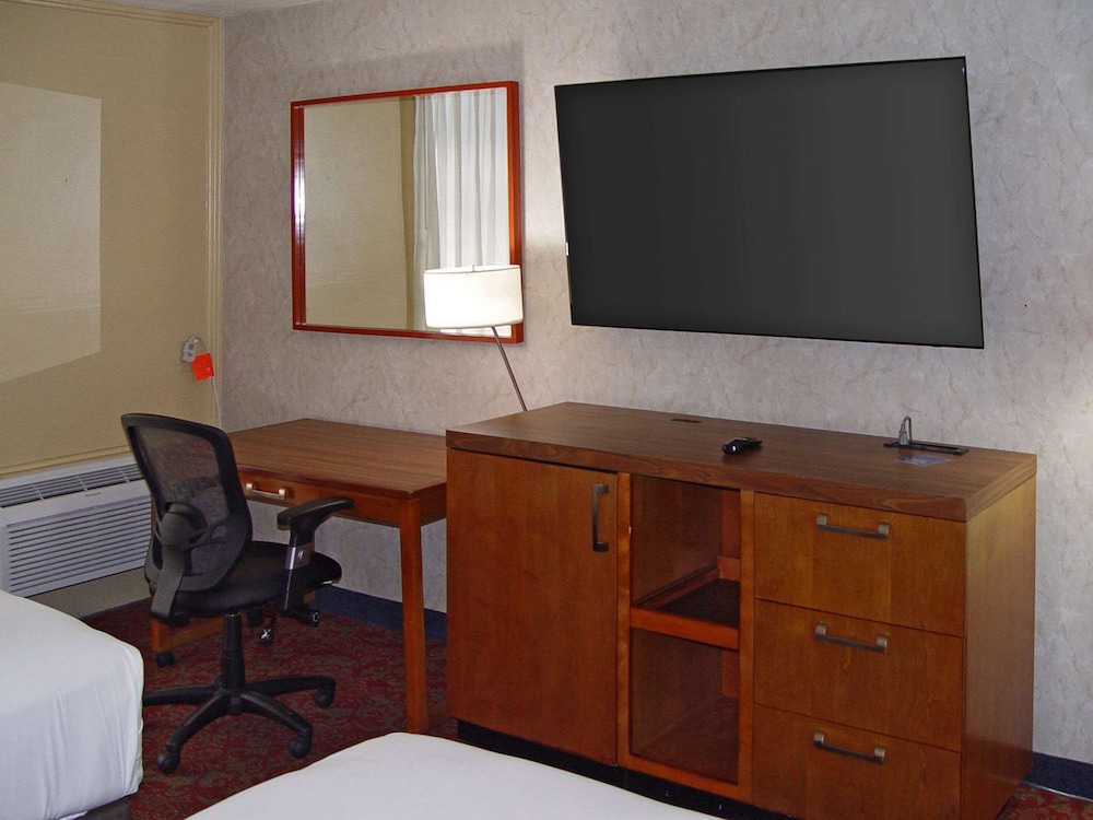 Standard Room, Multiple Beds, Non Smoking photo 2