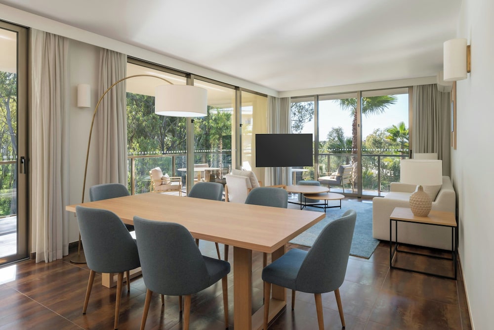 Suite, 3 Bedrooms, Balcony - Photo 4