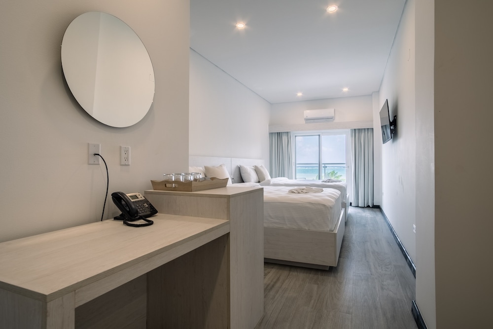 Panoramic Studio, 1 King Bed, Non Smoking, Ocean View photo 1