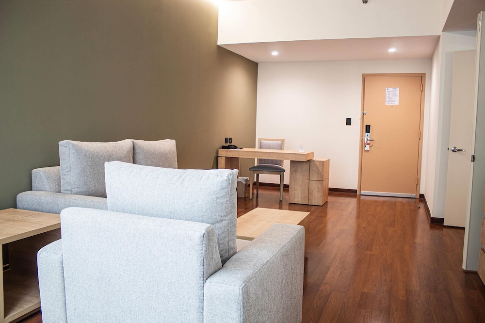 Suite, Multiple Beds, Non Smoking (Upgrade) - Photo 8