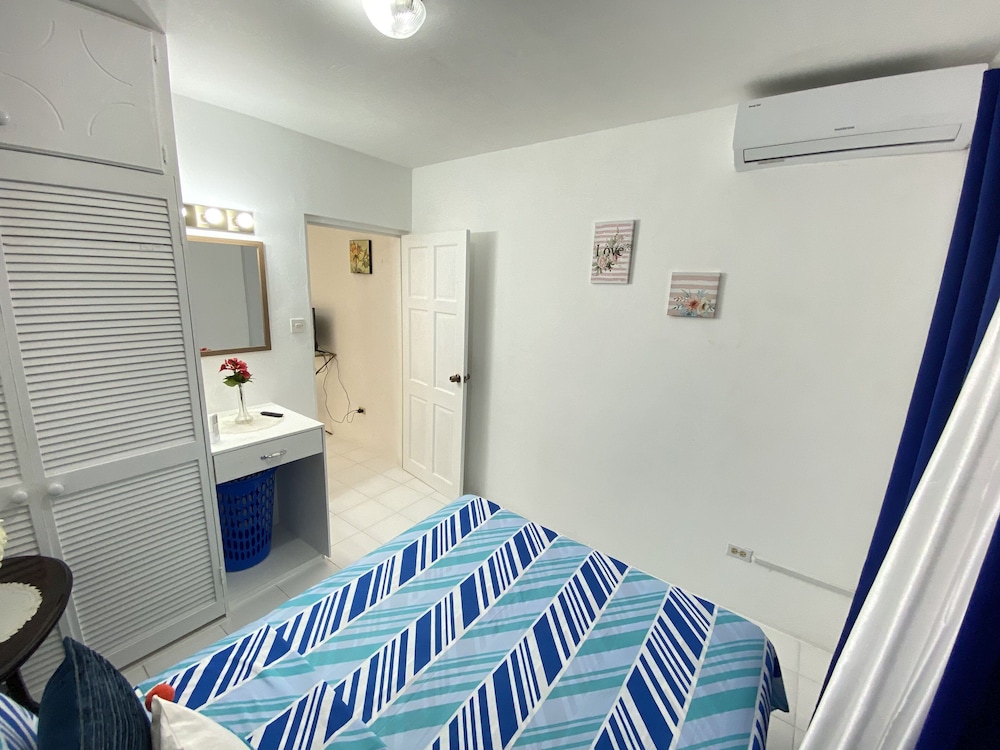 Lovely 1 Bedroom Unit Lower Level photo 1