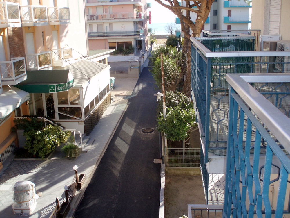 Family Apartment, 1 Bedroom, Partial Sea View photo 3