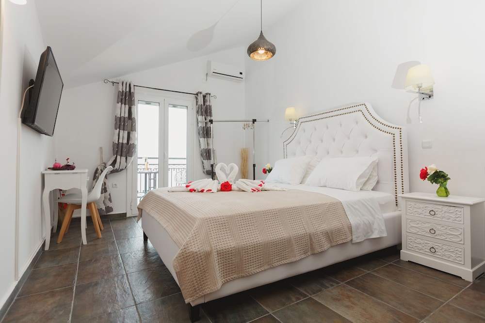 Junior Studio Suite, 1 King Bed, Beach View, Oceanfront photo 1