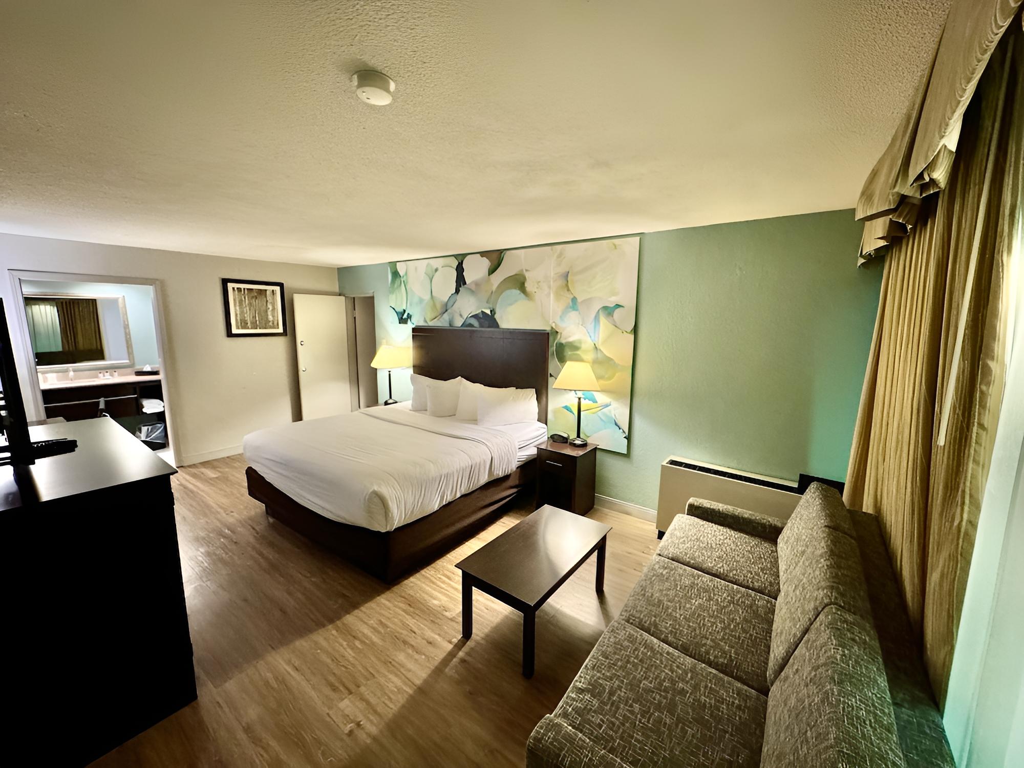 Suite, Non Smoking (1 King and 2 Double Beds) - Photo 3