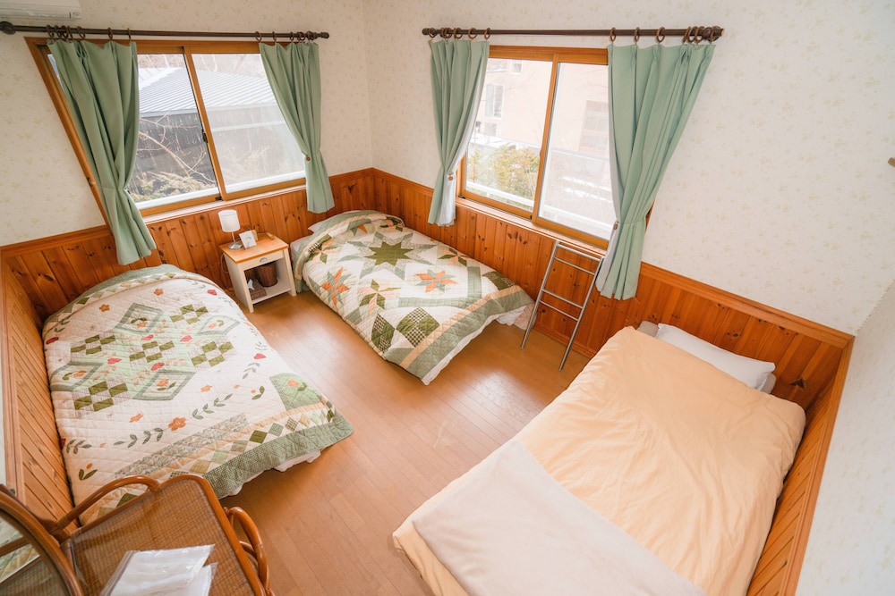 Twin Room with Extra Bed, Shared Bathroom photo 1