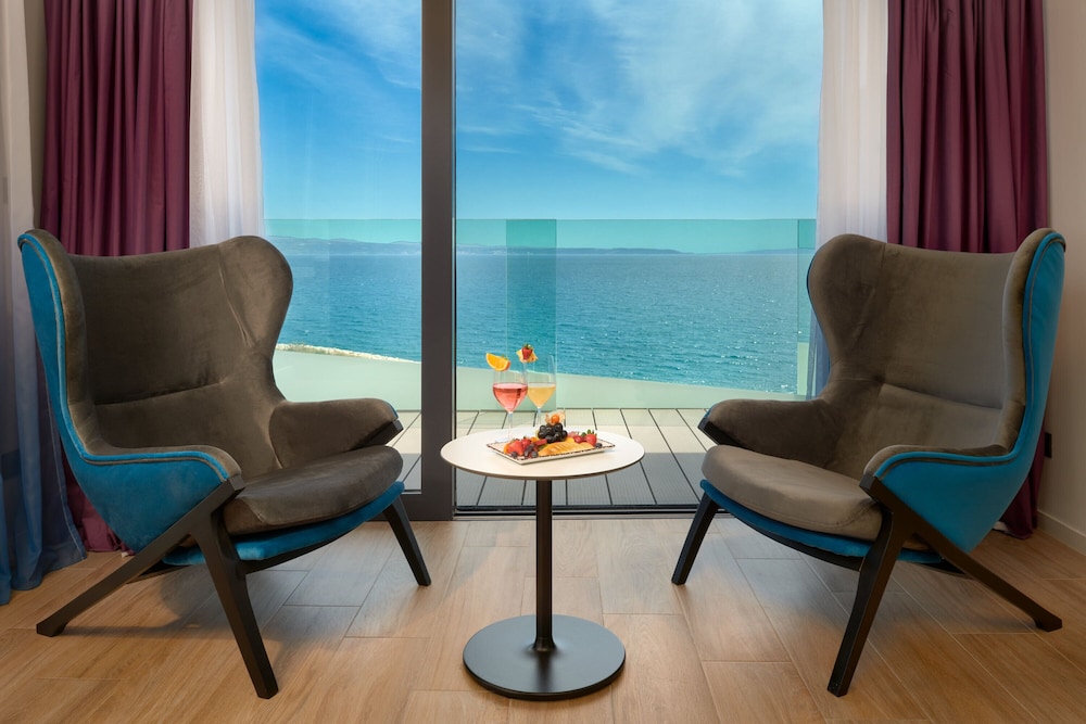 Premium Suite - Photo 1