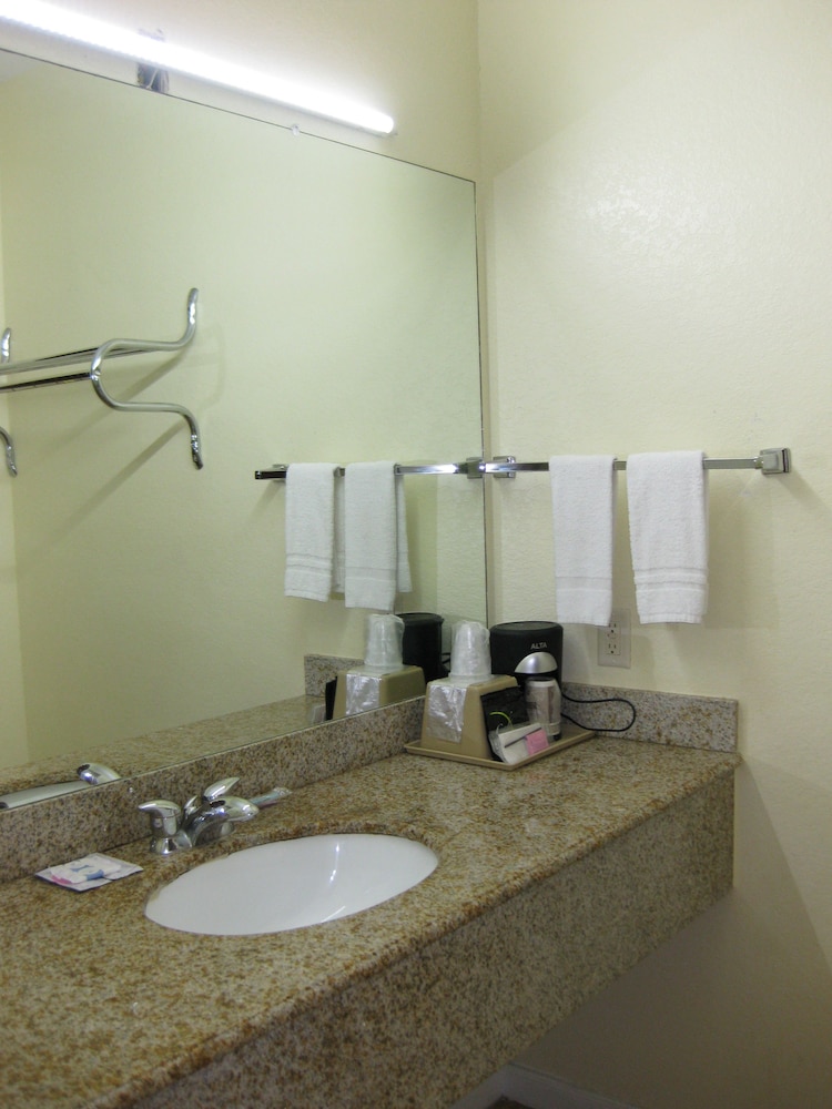 Deluxe Room, 1 King Bed, Smoking photo 2