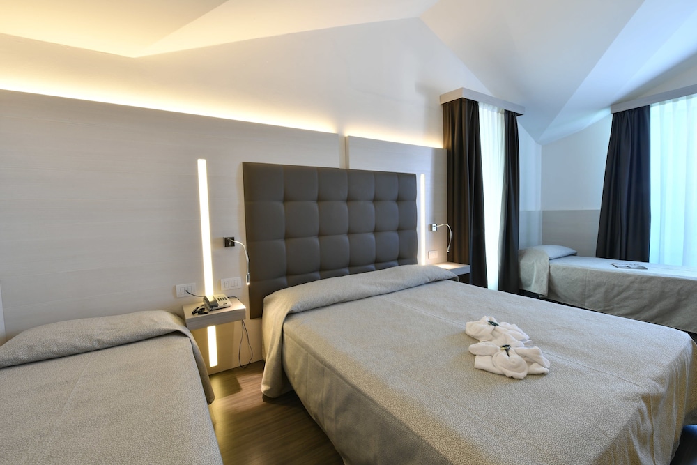 Comfort Quadruple Room, Partial Sea View photo 3