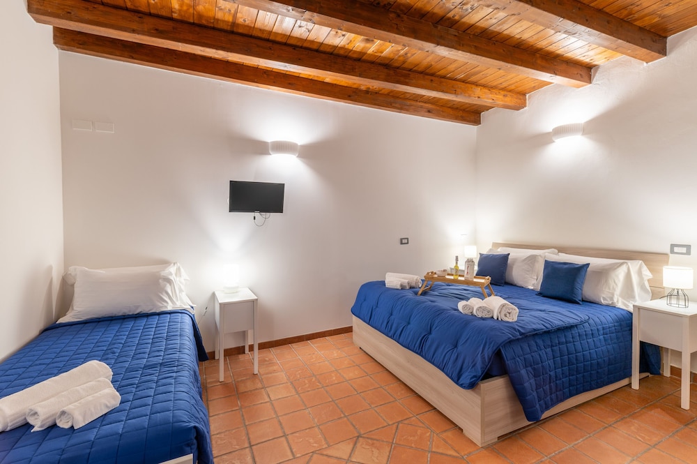 Family Triple Room, Ensuite, Courtyard View photo 3