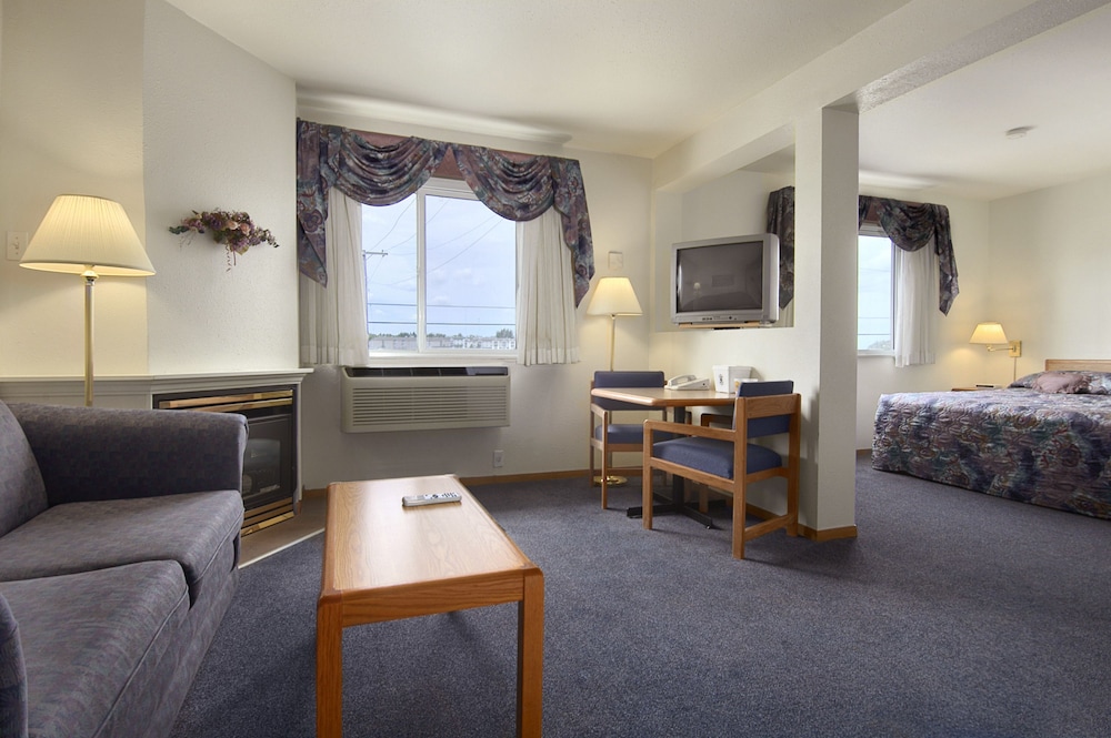 Suite, 1 King Bed, Microwave - Photo 4