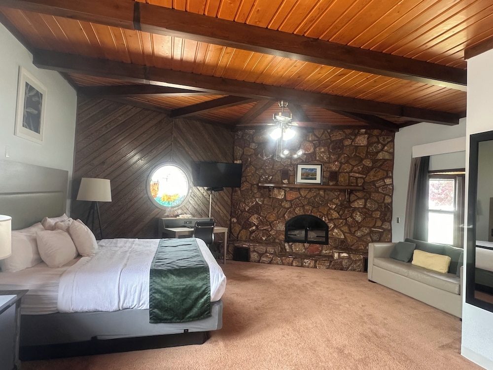 Suite, Multiple Beds, Fireplace (King Fireplace Suite)