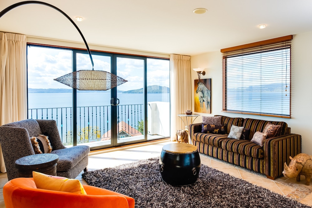 Lake Villa - 4 Bedrooms