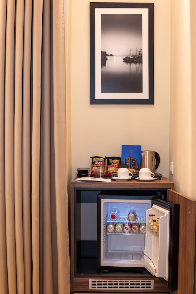Standard Room with City View thumbnail 6