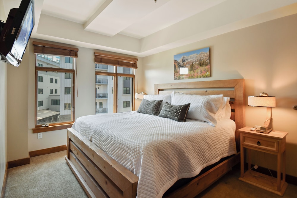 Standard Condo, Balcony, Mountainside photo 2