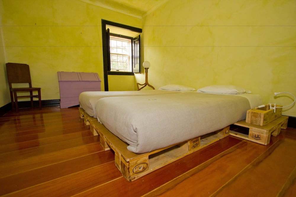Chambre avec lits jumeaux, salle de bains privée