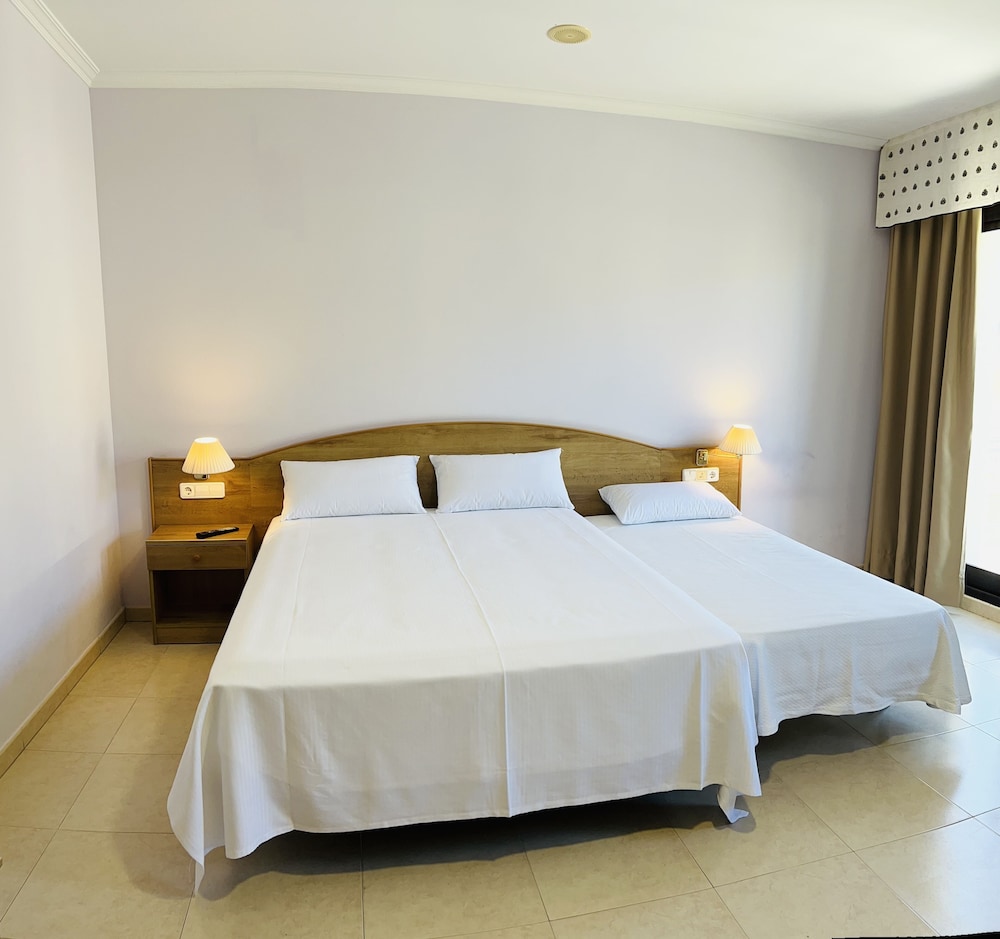 Triple Room, 1 Queen Bed