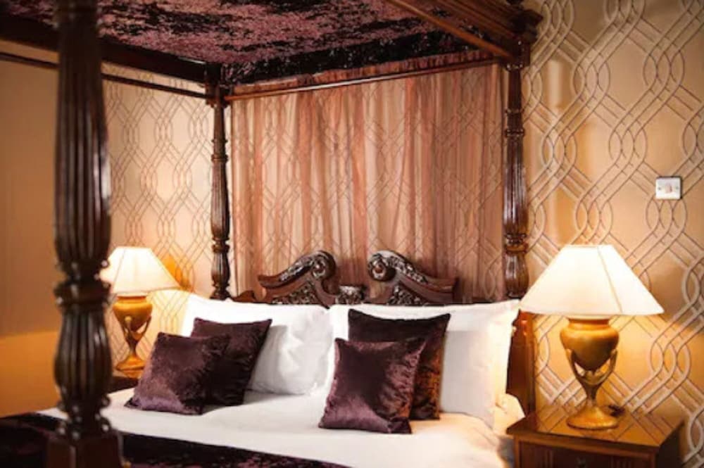 Four Poster Room photo 3
