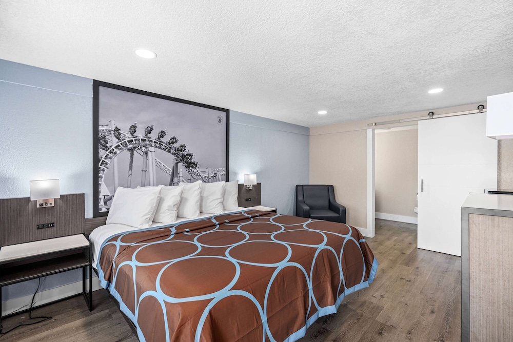 Studio Suite, 1 King Bed, Non Smoking - Photo 1
