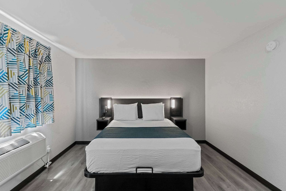 Standard Room, 1 Queen Bed, Non Smoking - Photo 7