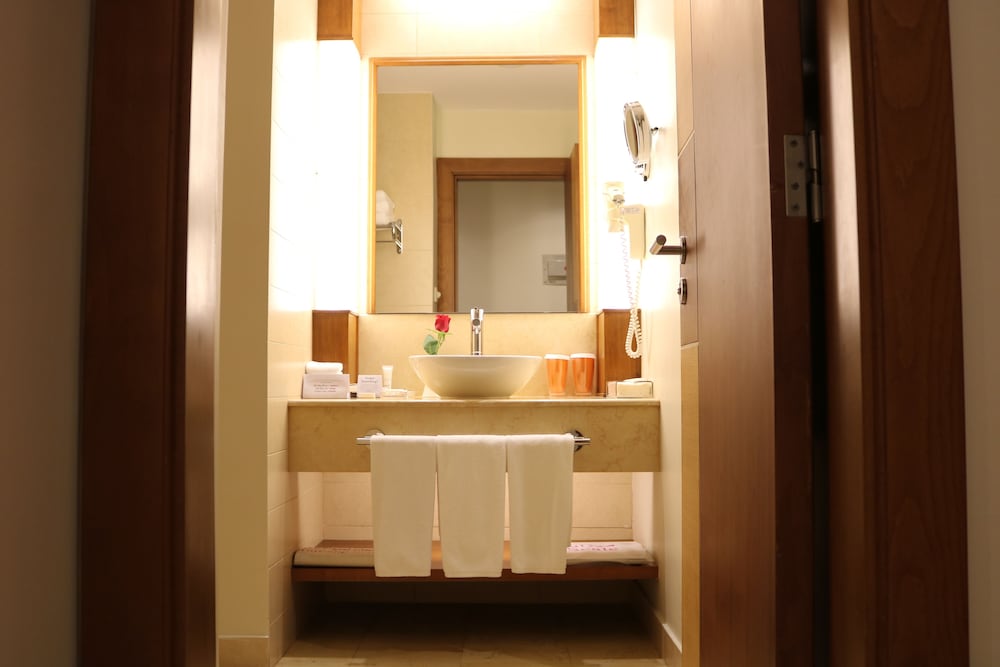 Standard Room, 1 King Bed, Balcony, Pool View - Photo 17