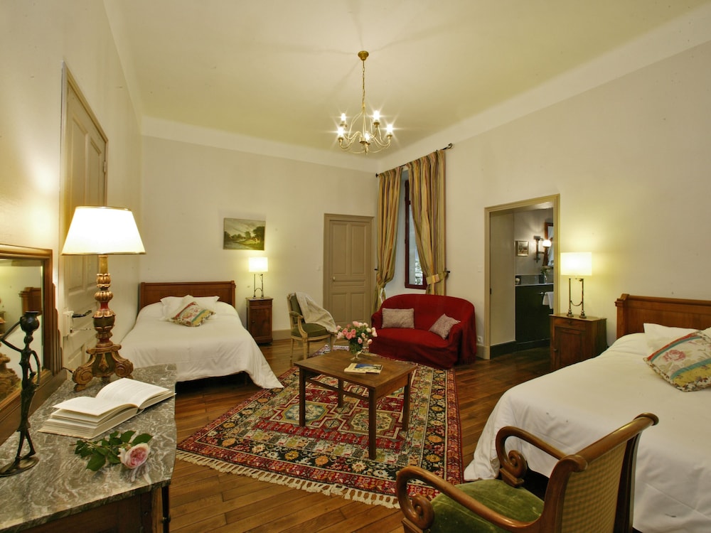 Quadruple Room, Ensuite, Pool View (Commarque) photo 2