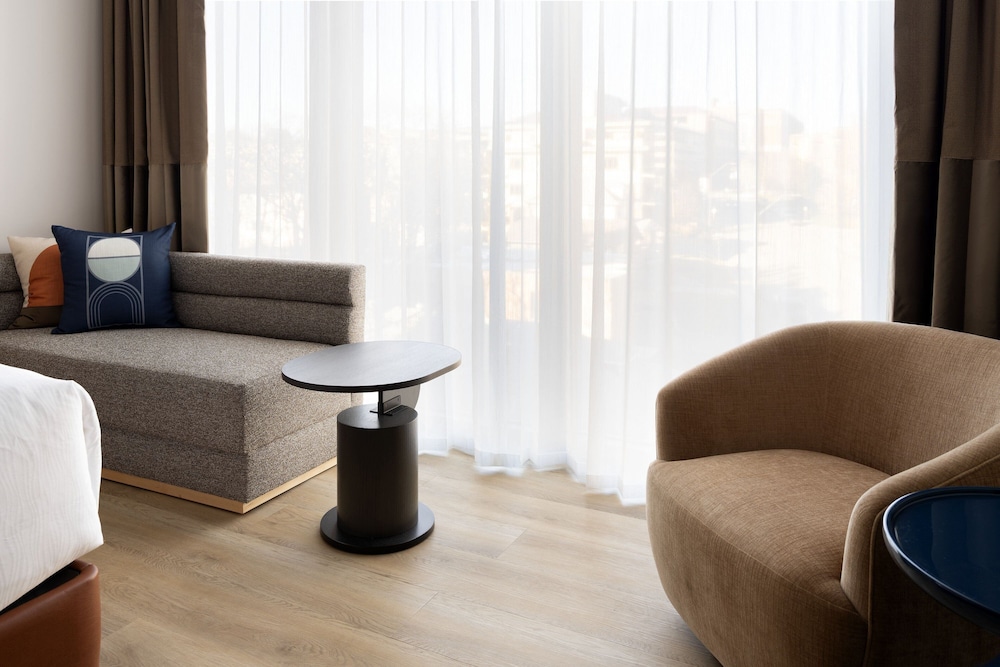 Room, 2 Queen Beds, City View, Corner