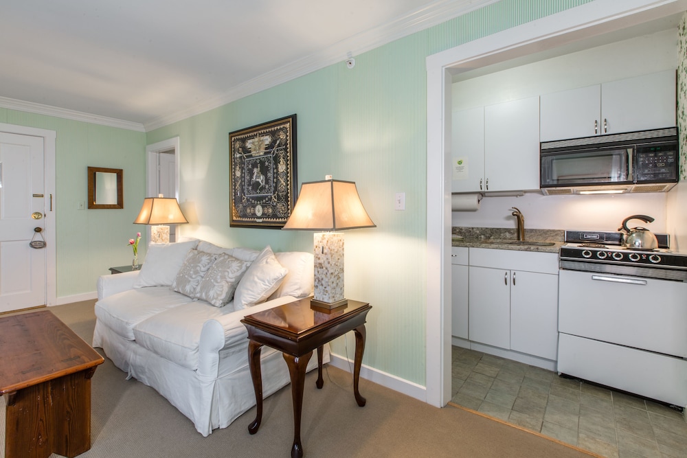 Longfellow Suite (Pets Allowed) photo 3