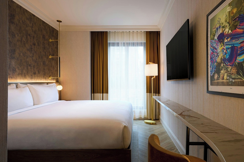 Deluxe Room, 1 King Bed (Mobility Accessible, Tub)