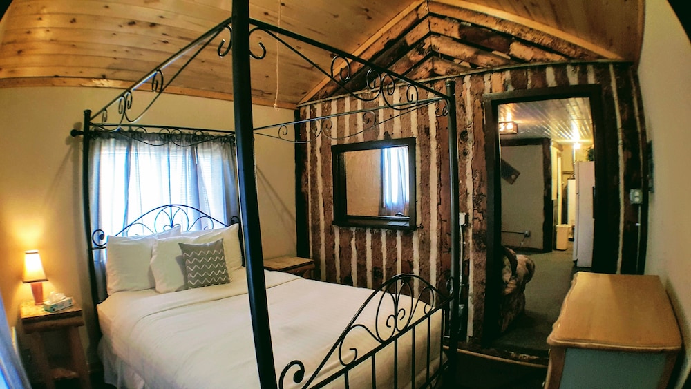 Traditional Cabin, 1 Queen Bed, Fireplace, Mountain View photo 2