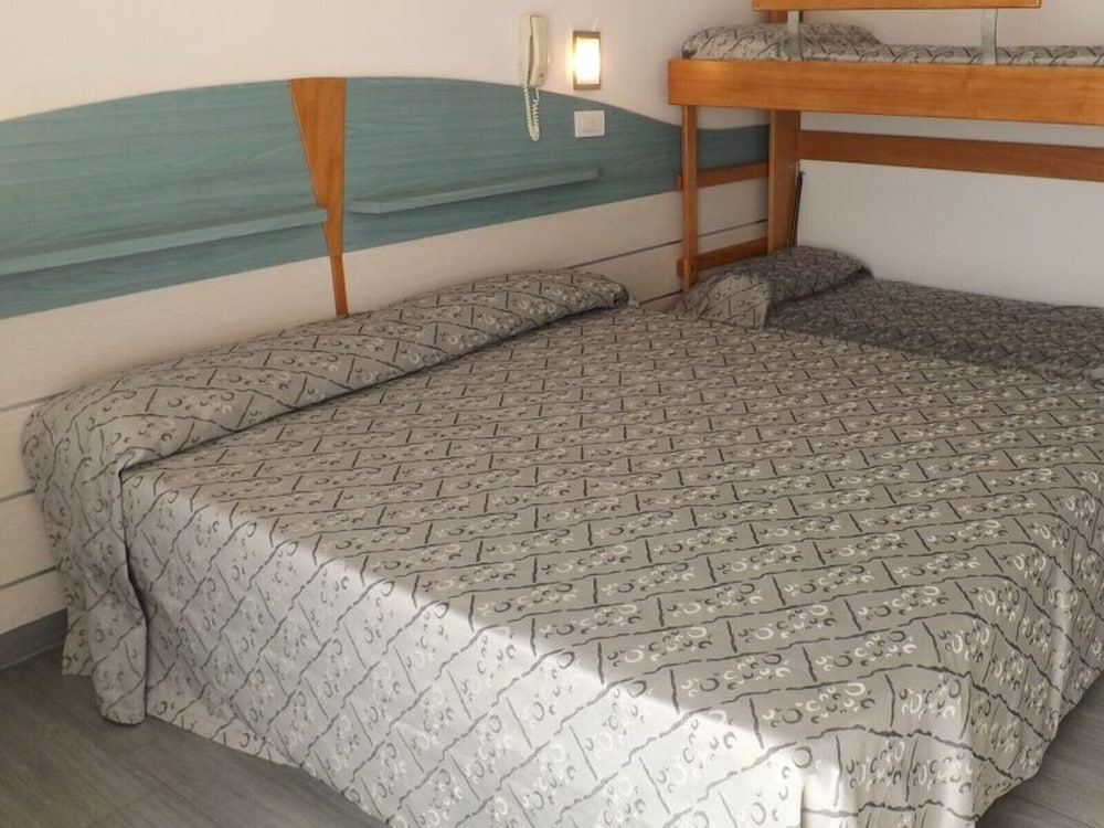 Economy Triple Room - Photo 9