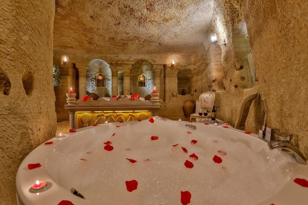 Luxury Suite, Jetted Tub, Courtyard Area - Photo 5